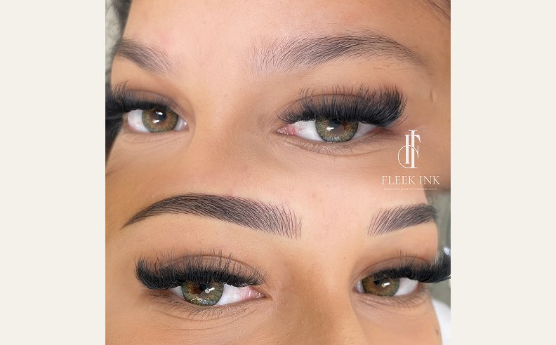 Microblading Vorher-Nachher: volle, natürlich geformte Augenbrauen