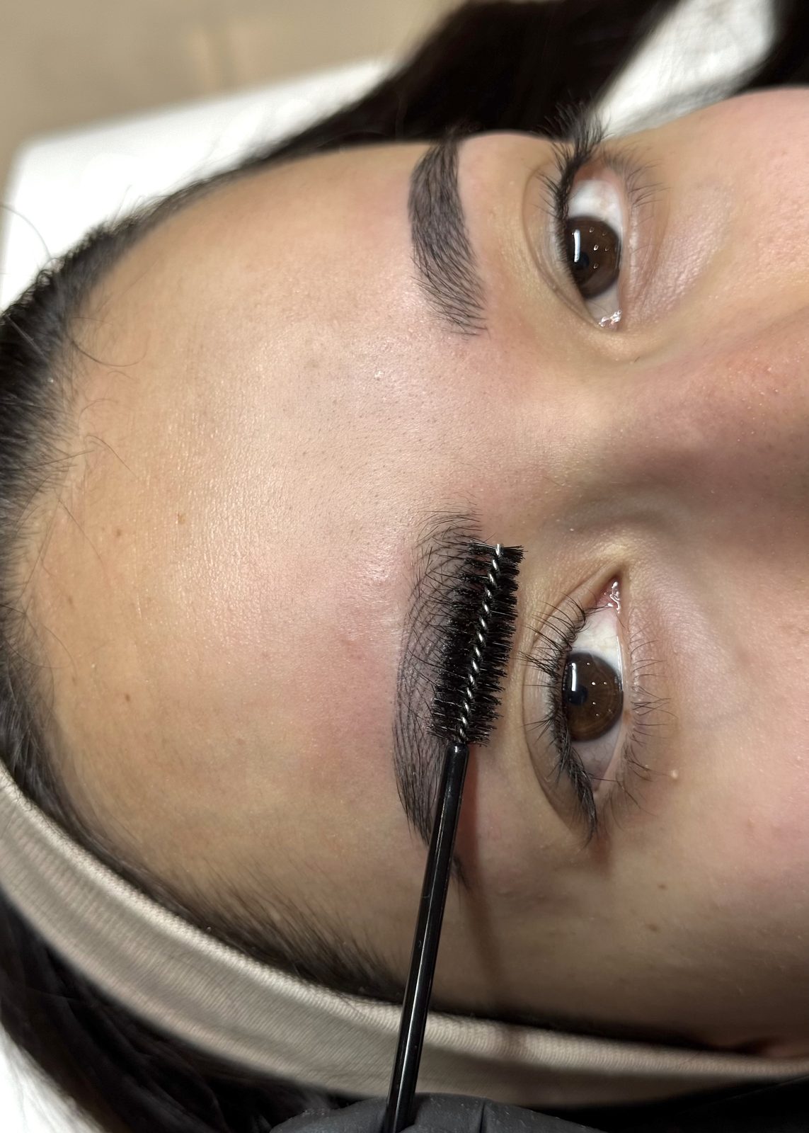 Augenbrauen Ergebnis nach der Behandlung bei Fleek Ink