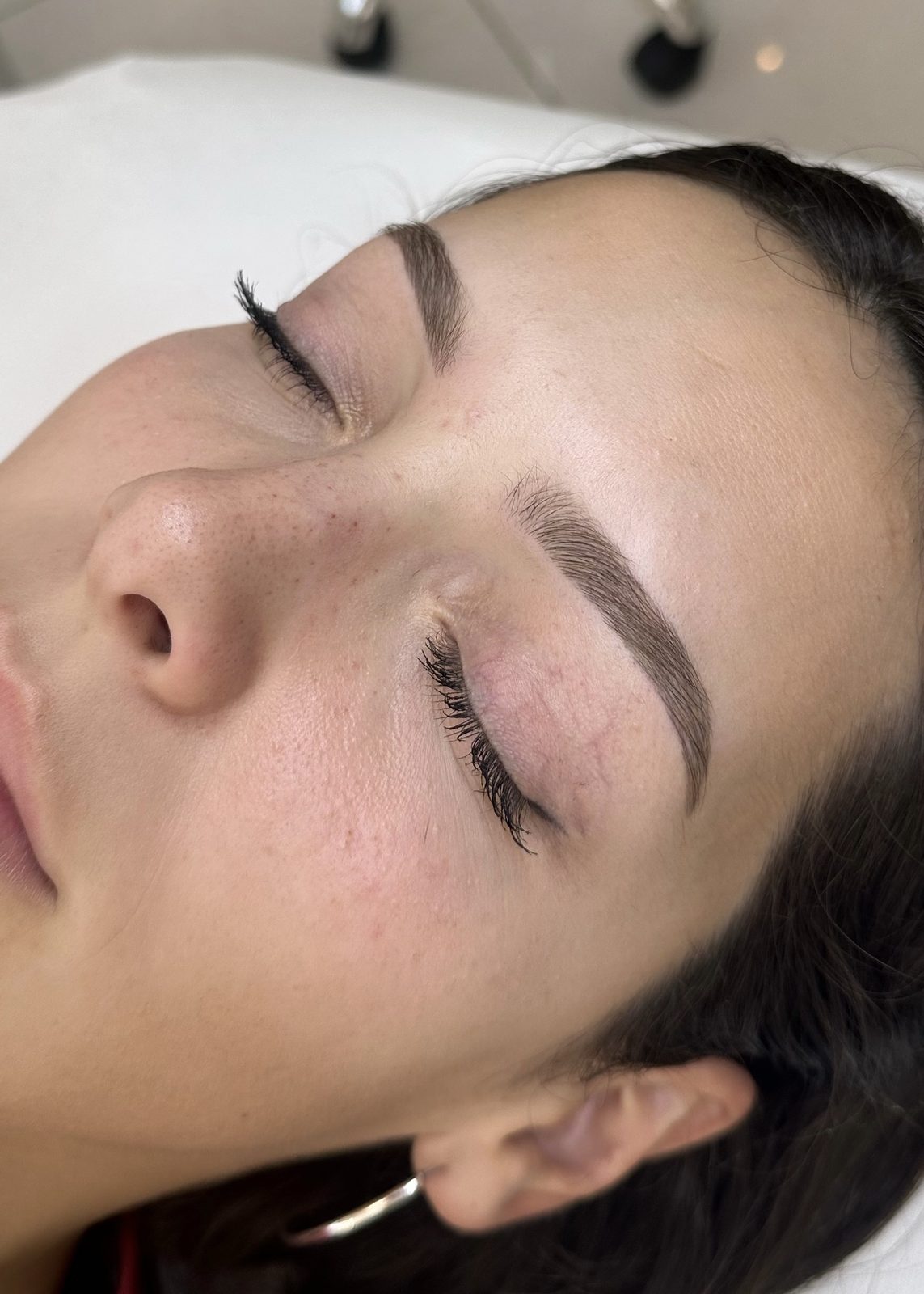 Permanent Make-up Ergebnis: definierte Augenbrauen mit weichem Verlauf